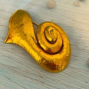 Broach Vintage Christian Lacroix golden large snail design